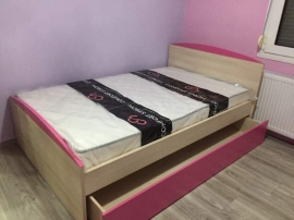 Κρεβάτι μονό με συρτάρι αποθήκευσης από βακελίτη ακακίας και φουξ λάκα