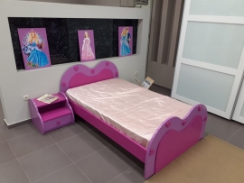 Κρεβάτι ημίδιπλο εφηβικού δωματίου και κομοδίνο κρεβατιού σε σχήμα καρδιάς με μοβ και φουξ  λάκα