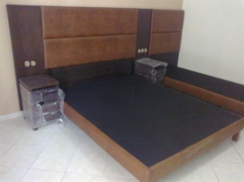 Κρεβάτι ντυμένο και κομοδίνα σε ξενοδοχείο της Χαλκιδικής