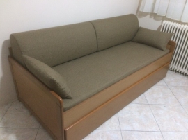 Καναπές-κρεβάτι CLASSIC σε βακελίτη ανεγκρέ με καφέ λάκα, υφάσματα και μαξιλάρες